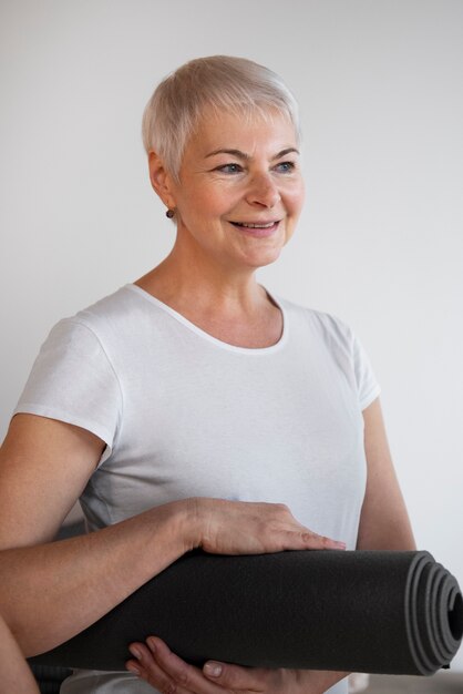 Bouchent portrait de femme prête pour le yoga