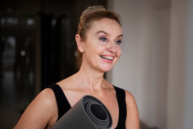 Bouchent portrait de femme prête pour le yoga