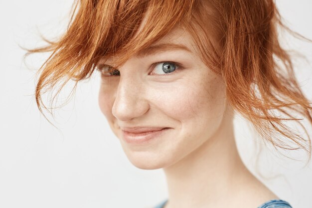 Bouchent le portrait de femme rousse drôle souriant.