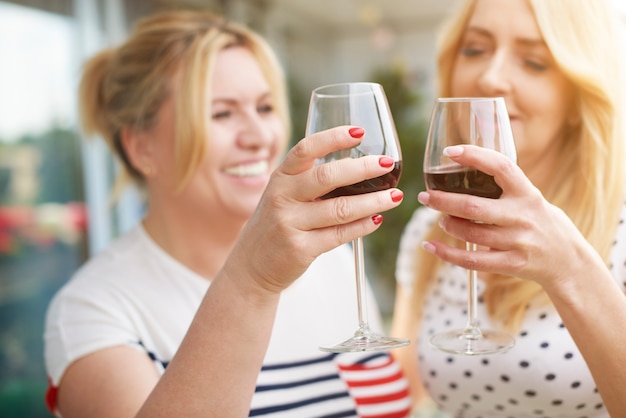 Bouchent le portrait de femmes vin sur le balcon