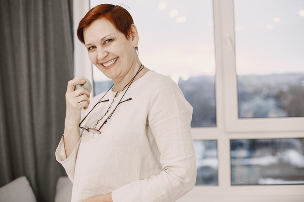 Bouchent portrait heureux femme d'âge moyen en bonne santé.