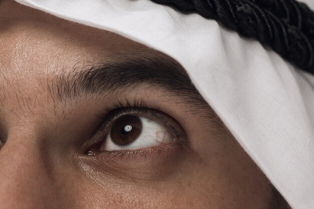 Bouchent le portrait d'homme d'affaires saoudien arabe sur bleu foncé