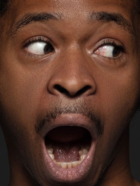 Bouchent Le Portrait D'un Homme Afro-américain Jeune Et émotionnel. Photo Très Détaillée D'un Modèle Masculin Avec Une Peau Bien Entretenue Et Une Expression Faciale Brillante. Concept D'émotions Humaines. Peur En Hurlant.