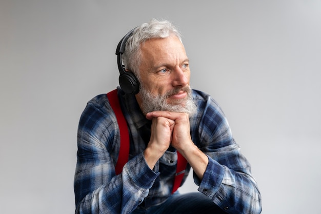 Photo gratuite bouchent le portrait d'un homme âgé écoutant de la musique