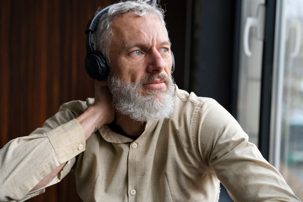 Photo gratuite bouchent le portrait d'un homme âgé