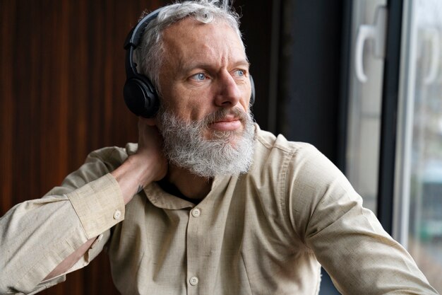 Bouchent le portrait d'un homme âgé