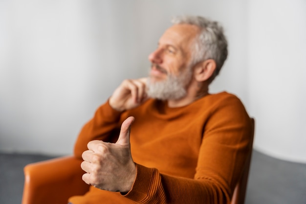 Bouchent le portrait d'un homme âgé