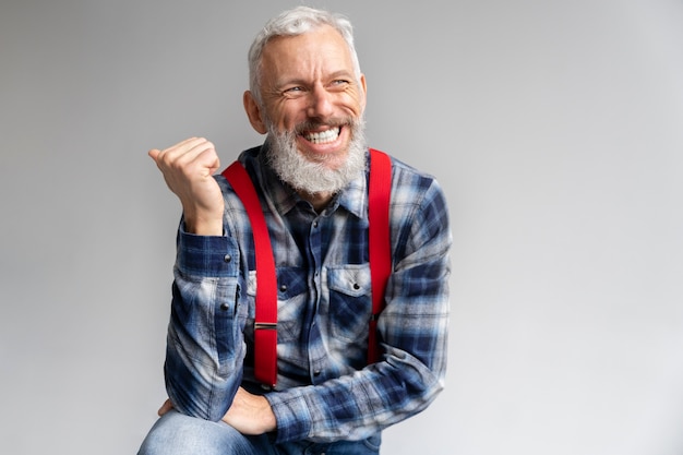 Photo gratuite bouchent le portrait d'un homme âgé