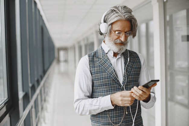 Bouchent le portrait d'un homme à l'ancienne souriant. Homme élégant au bureau.