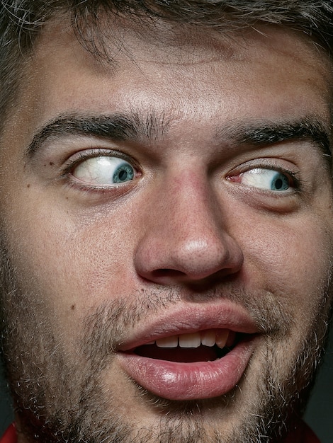 Bouchent le portrait d'un homme caucasien jeune et émotionnel. modèle masculin avec une peau bien entretenue et une expression faciale brillante. Concept d'émotions humaines. Ça a l'air ludique.