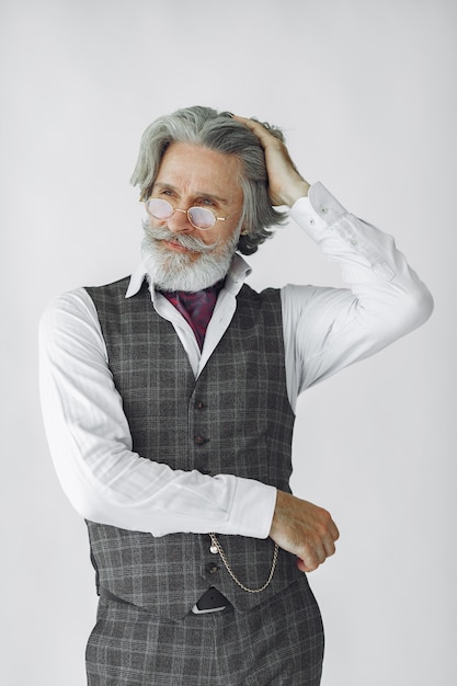 Bouchent le portrait d'un homme démodé souriant. Grand-père avec une horloge.