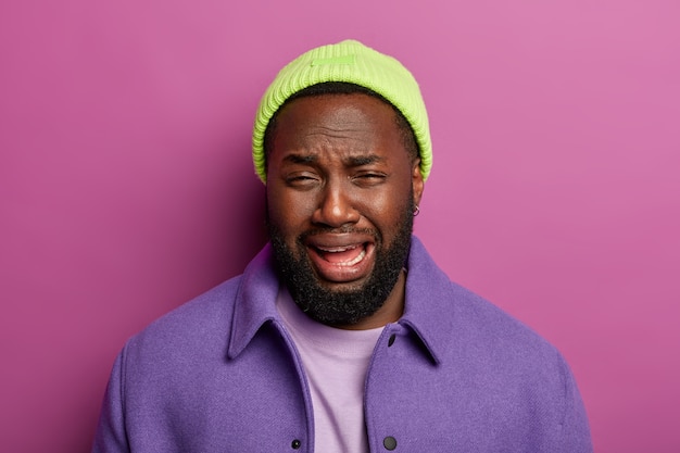 Photo gratuite bouchent le portrait d'un homme désespéré pleure fort, a de graves problèmes, a besoin de soutien et d'aide, exprime des émotions négatives