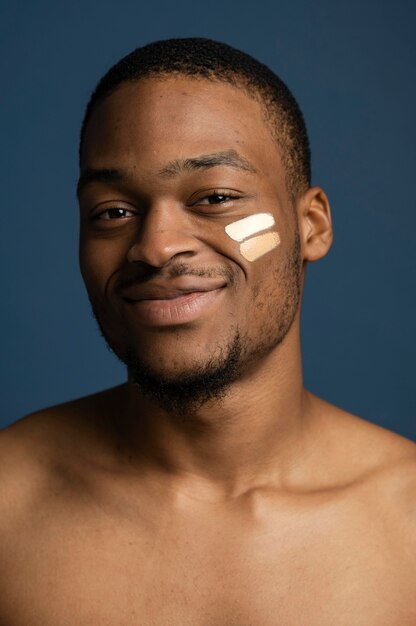 Bouchent le portrait d'un homme souriant