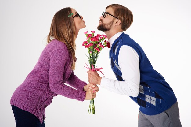 Bouchent le portrait de jeune couple s'embrassant sur des fleurs