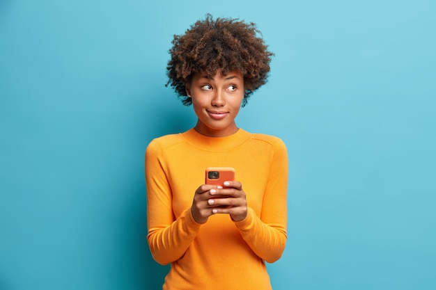 Photo gratuite bouchent portrait de jeune femme aux cheveux bouclés isolé