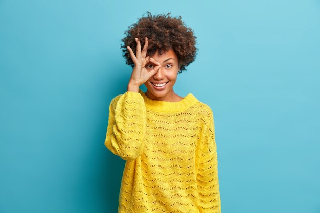 Bouchent portrait de jeune femme aux cheveux bouclés isolé