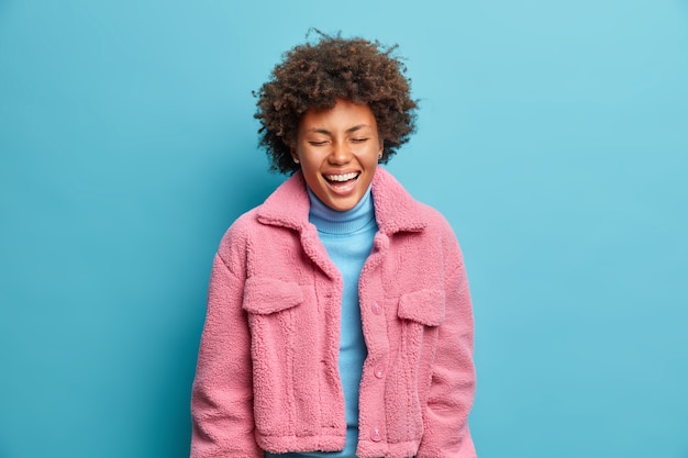 Photo gratuite bouchent portrait de jeune femme aux cheveux bouclés isolé