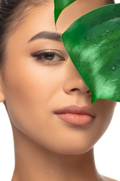 Bouchent le portrait de la jeune femme isolé blanc. Cosmétiques et maquillage