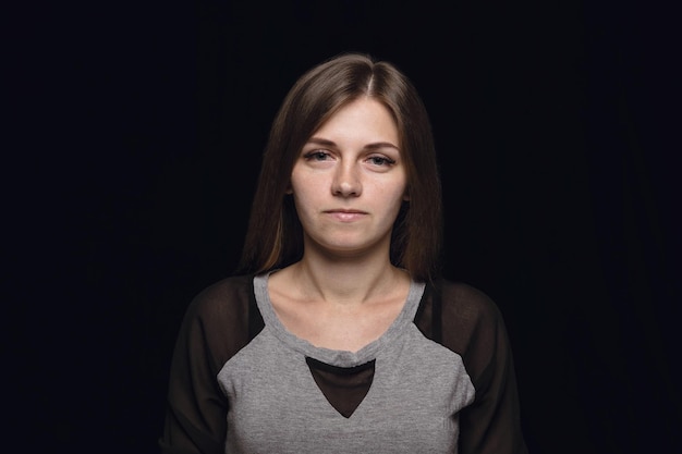 Bouchent le portrait de jeune femme isolée sur fond noir de studio