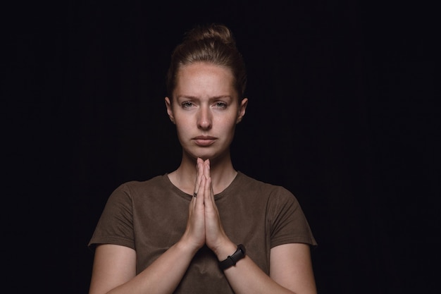 Photo gratuite bouchent le portrait de jeune femme isolée sur mur noir