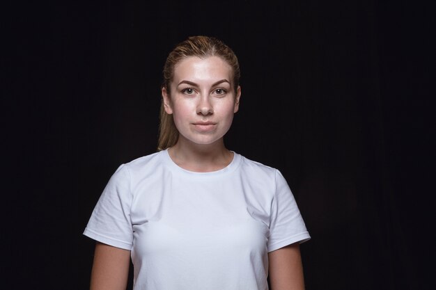 Bouchent le portrait de jeune femme isolée sur studio noir