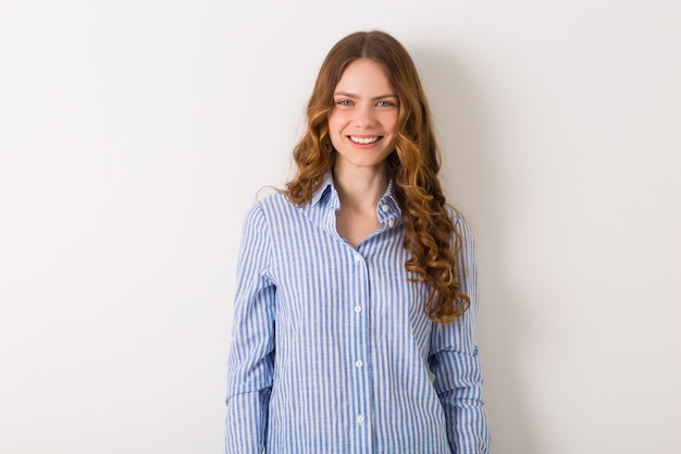 Bouchent le portrait de jeune femme jolie naturelle avec une coiffure frisée