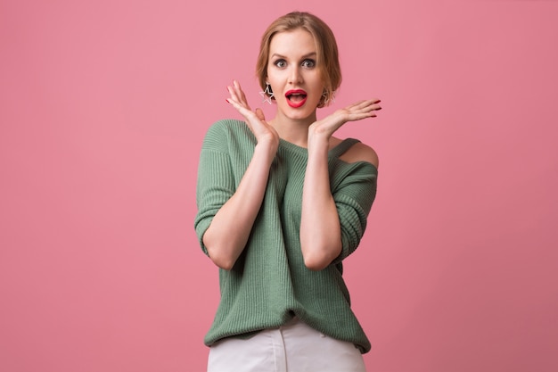 Bouchent le portrait de jeune femme portant un pull vert avec des lèvres rouges sur rose