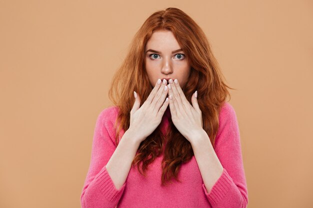 Bouchent le portrait d'une jeune fille rousse choquée