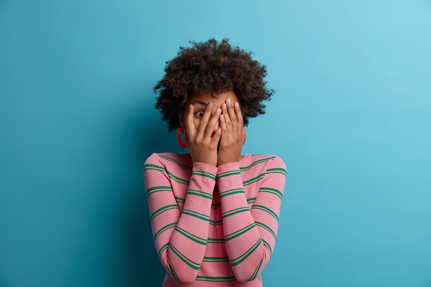 Photo gratuite bouchent le portrait d'une jolie jeune femme isolée