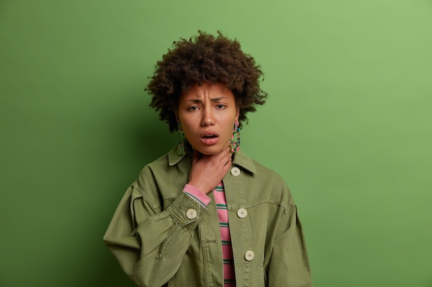 Photo gratuite bouchent le portrait d'une jolie jeune femme isolée