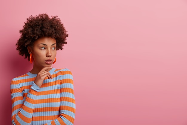 Photo gratuite bouchent le portrait d'une jolie jeune femme isolée