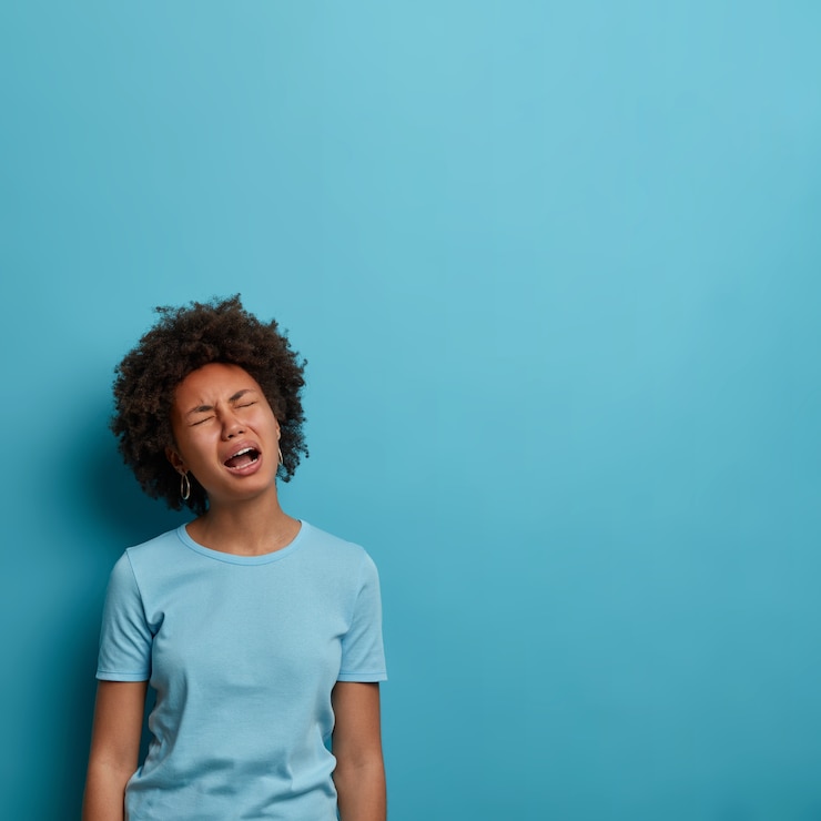 Photo gratuit bouchent le portrait d'une jolie jeune femme isolée