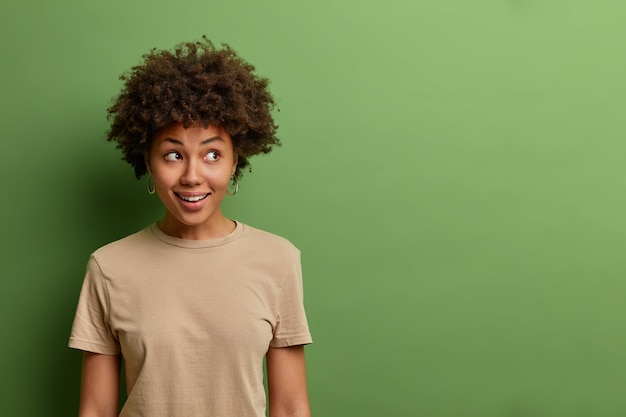 Photo gratuite bouchent le portrait d'une jolie jeune femme isolée