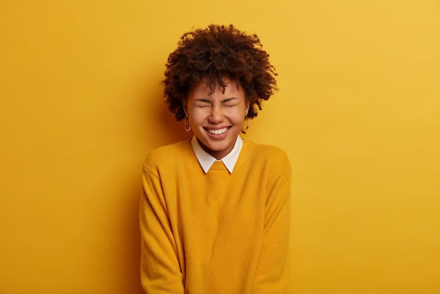 Photo gratuite bouchent le portrait de la magnifique jeune femme