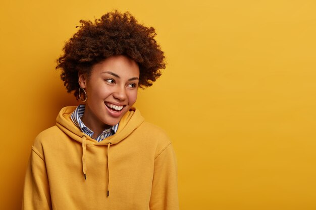 Bouchent le portrait de la magnifique jeune femme