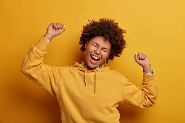 Photo gratuite bouchent le portrait de la magnifique jeune femme