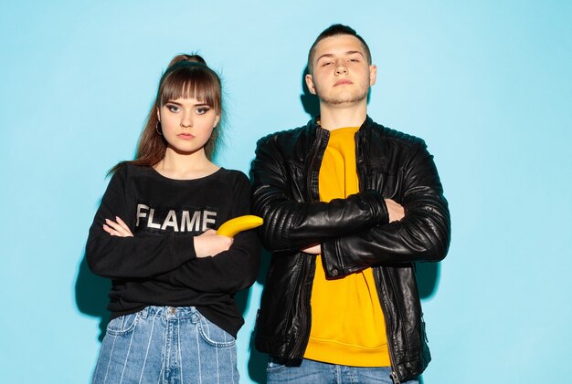 Bouchent le portrait de mode de deux jeune fille cool hipster et garçon portant des jeans.