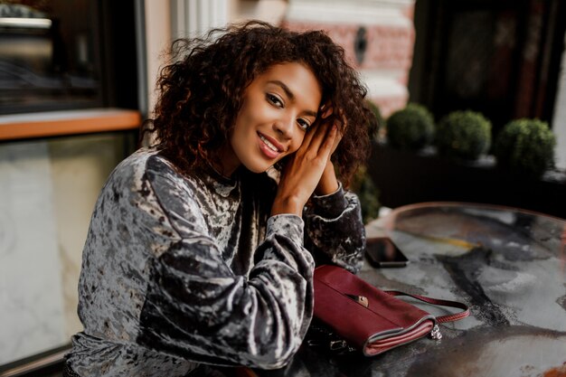 Bouchent le portrait de mode de vie d'une femme noire pensive bénéficiant d'une pause-café à Paris.