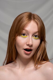 Bouchent le portrait d'une personne portant une doublure de maquillage