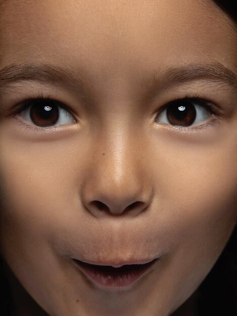 Bouchent le portrait de petite fille asiatique émotionnelle. Photo très détaillée d'un modèle féminin avec une peau bien entretenue et une expression faciale brillante. Concept d'émotions humaines. Ça a l'air choqué, étonné.