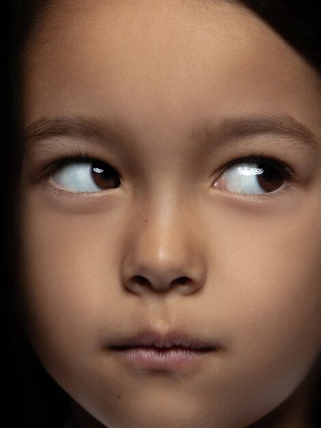 Bouchent le portrait de petite fille asiatique émotionnelle. Photo très détaillée d'un modèle féminin avec une peau bien entretenue et une expression faciale brillante. Concept d'émotions humaines. Ça a l'air ludique, rêveur.