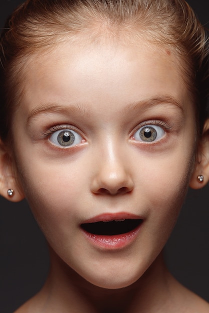 Bouchent le portrait de petite fille caucasienne et émotionnelle.