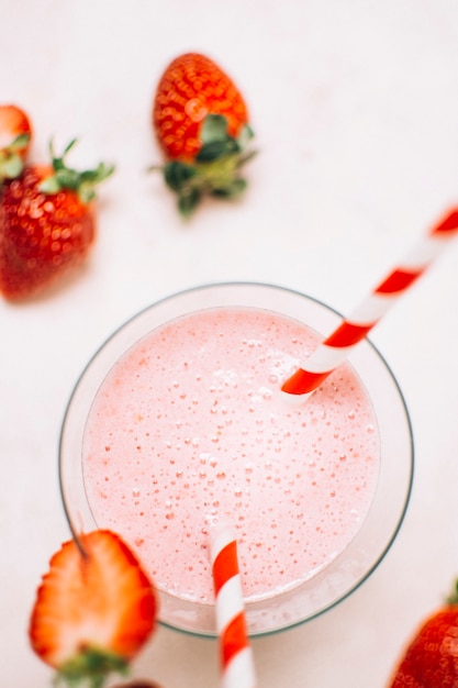 Photo gratuite bouchent smoothie aux fraises dans un verre