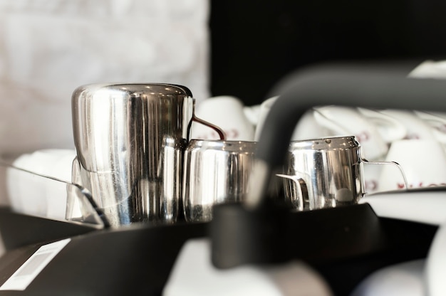 Bouchent les tasses à café sur le plateau