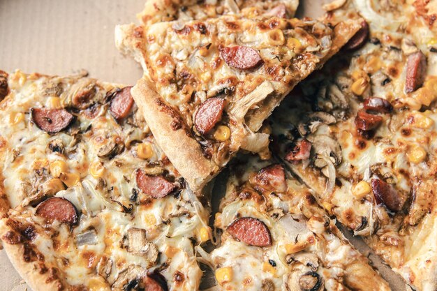 Bouchent les tranches de pizza appétissantes fond de nourriture