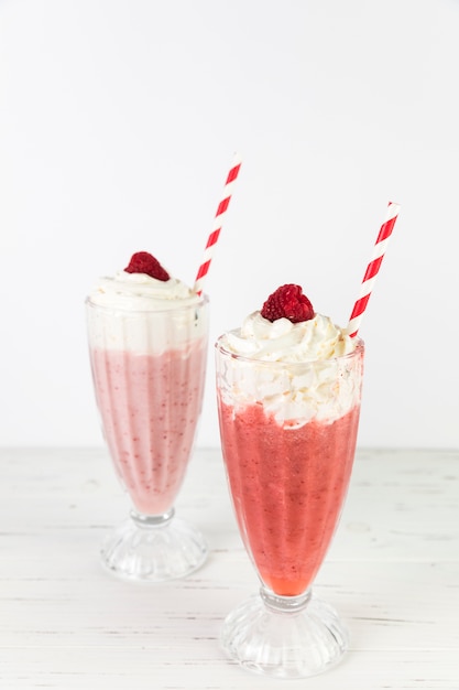 Photo gratuite bouchent les verres de milkshake avec de la crème fouettée