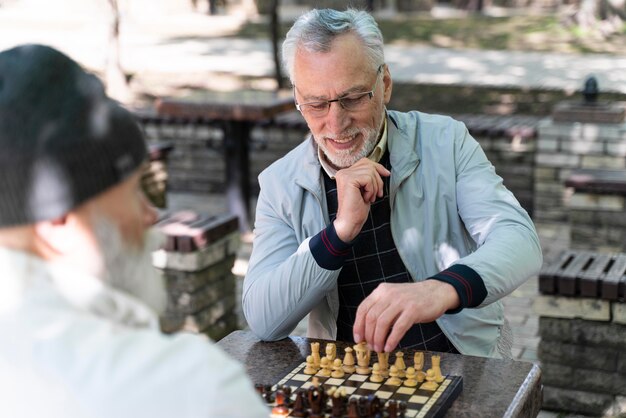 Bouchent les vieillards jouant aux échecs