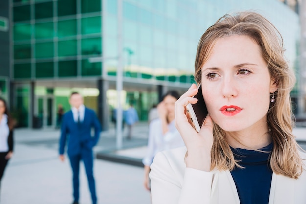 Bouchent la vue de la femme d&#39;affaires faisant un appel téléphonique