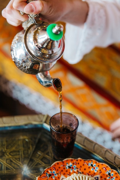 Photo gratuite bouchent la vue de la nourriture arabe et du thé