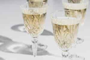 Photo gratuite bouchent la vue de quatre verres de champagne